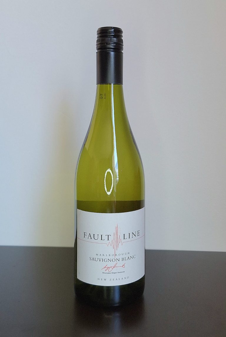 Faultline Sauvignon Blanc marlborough new zealand bottle of white wine
